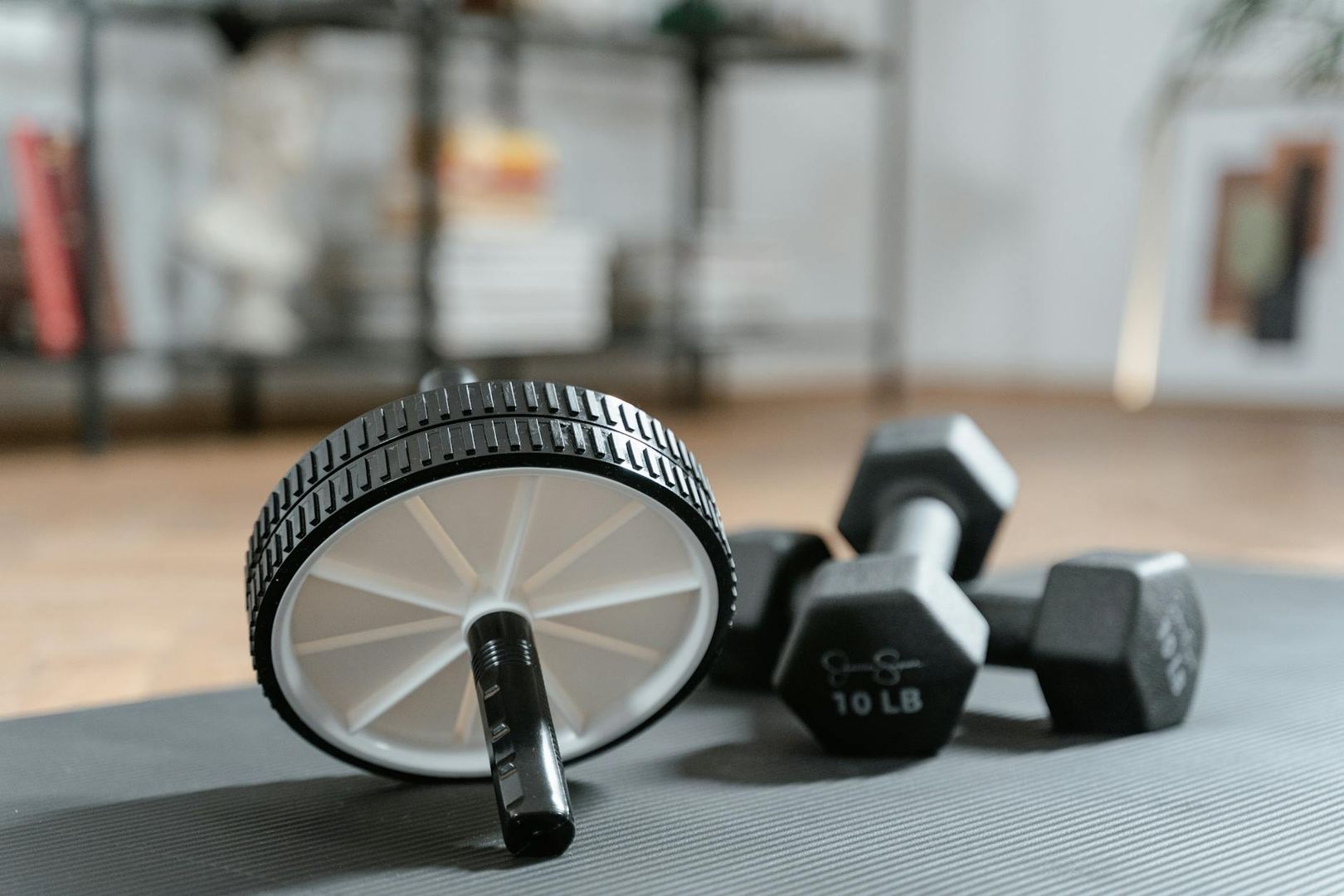 Träningsredskap för hemmaträning inför bröllopet på en yogamatta.